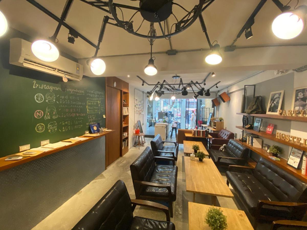Fengjia Living Lab Hostel Taichung Esterno foto