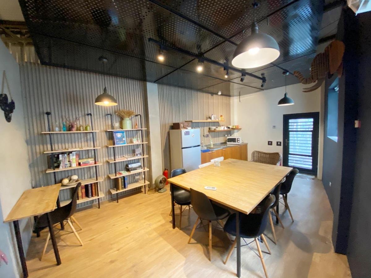 Fengjia Living Lab Hostel Taichung Esterno foto